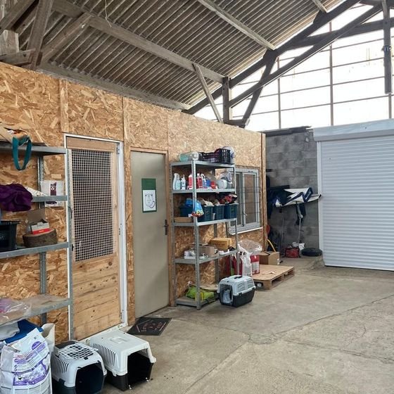 Hangar aménagé de la pension La Kazh Ba avec les box fermés et le matériel de soins